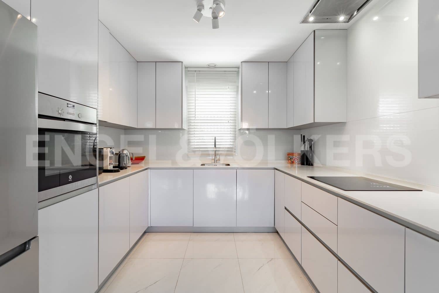 3 bedroom Apartment for sale in Estepona with pool garage - € 499,000 (Ref: 9733489)