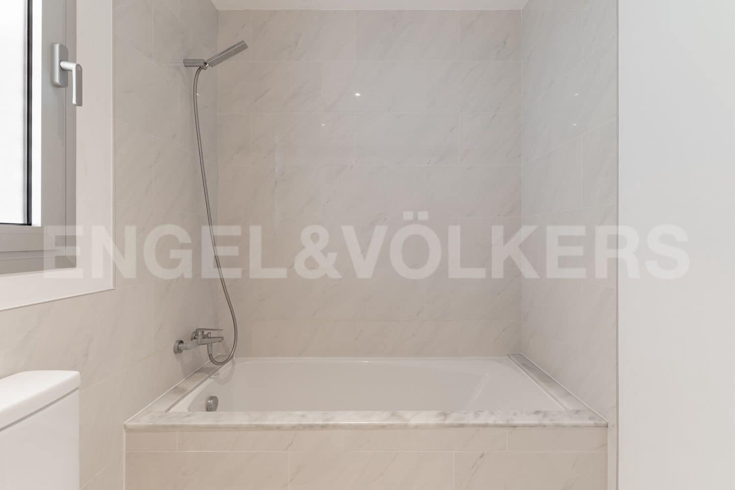 3 bedroom Apartment for sale in Estepona with pool garage - € 499,000 (Ref: 9733489)