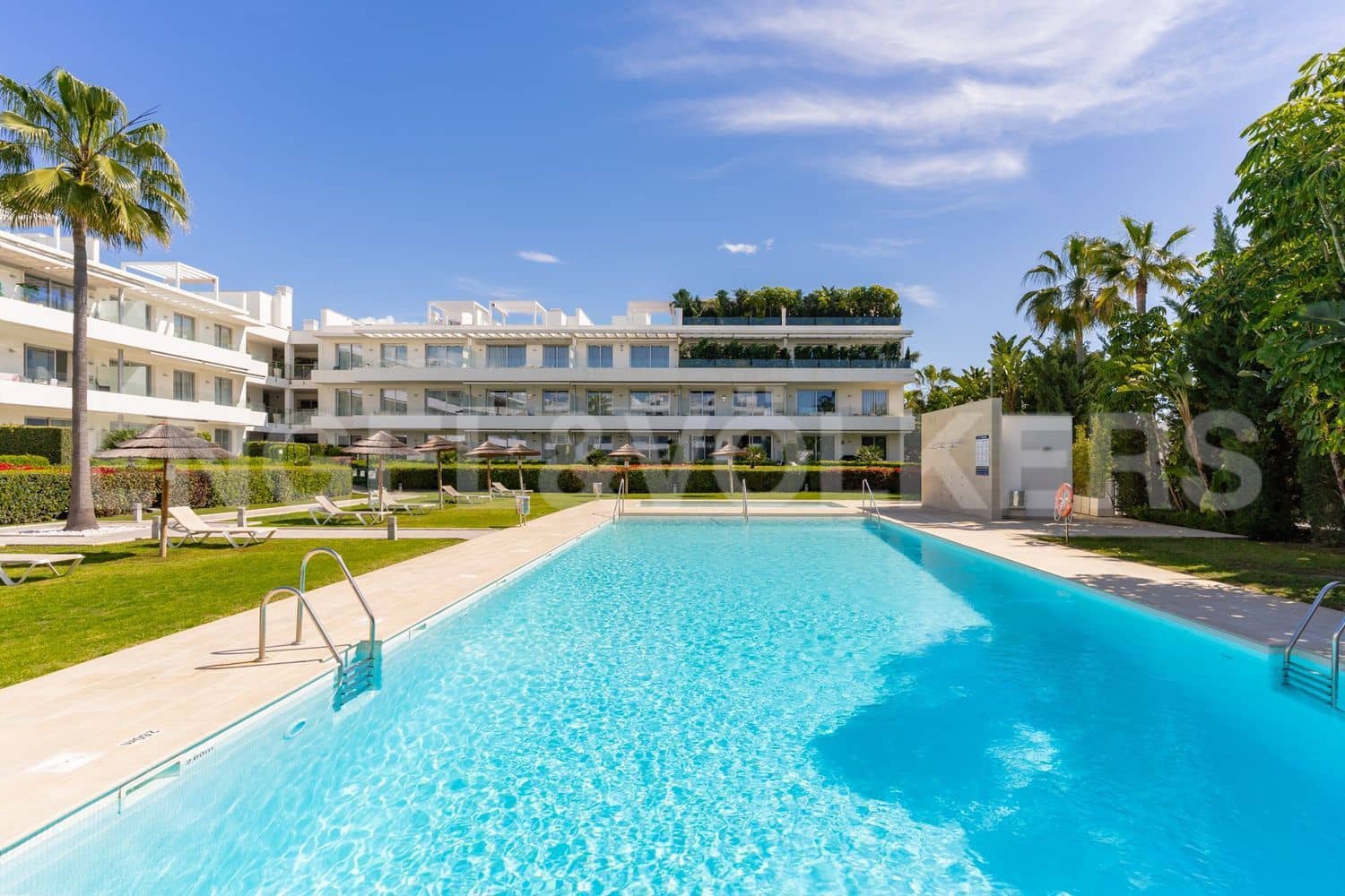 3 bedroom Apartment for sale in Estepona with pool garage - € 499,000 (Ref: 9733489)