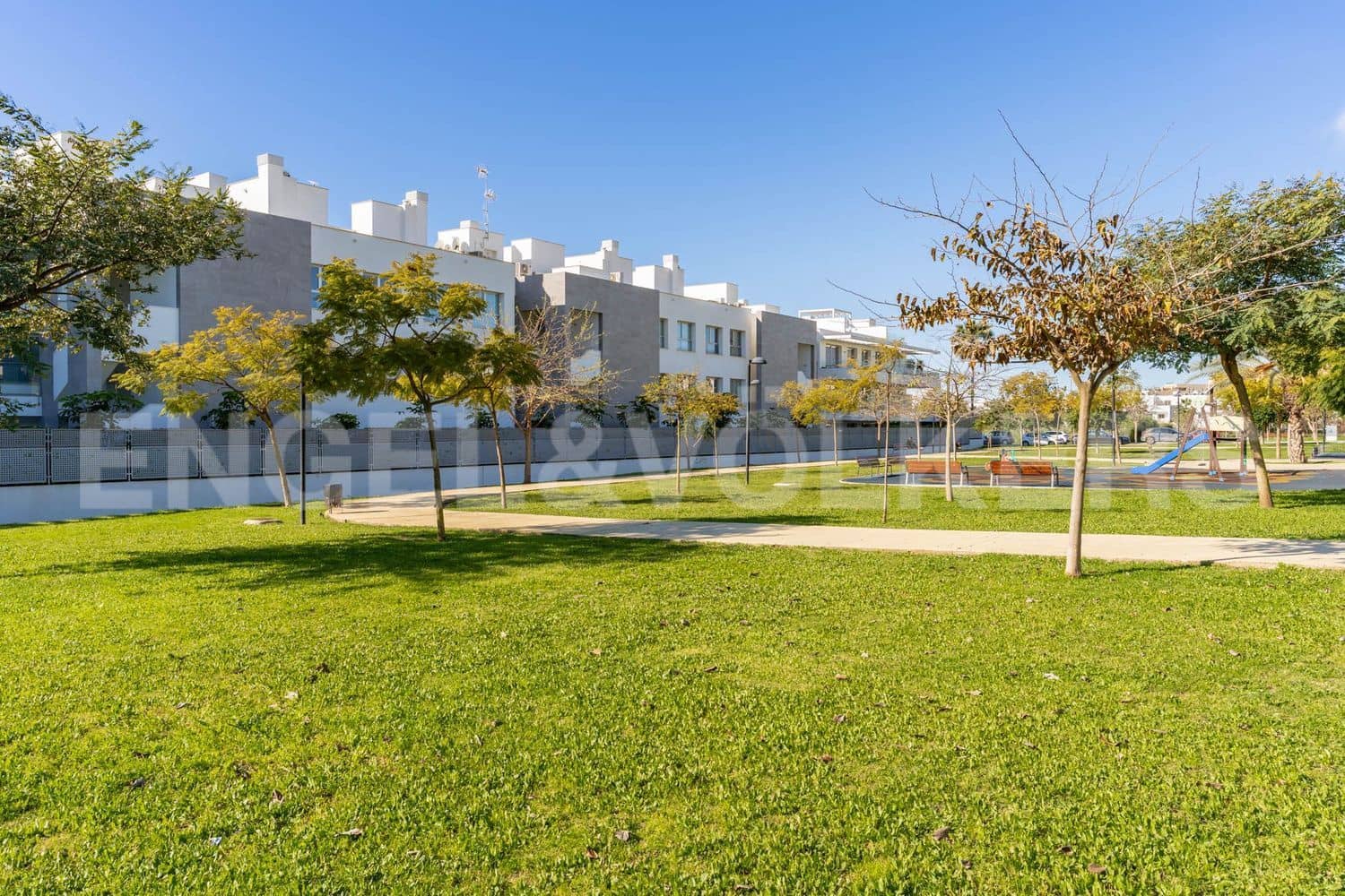 3 bedroom Apartment for sale in Estepona with pool garage - € 499,000 (Ref: 9733489)