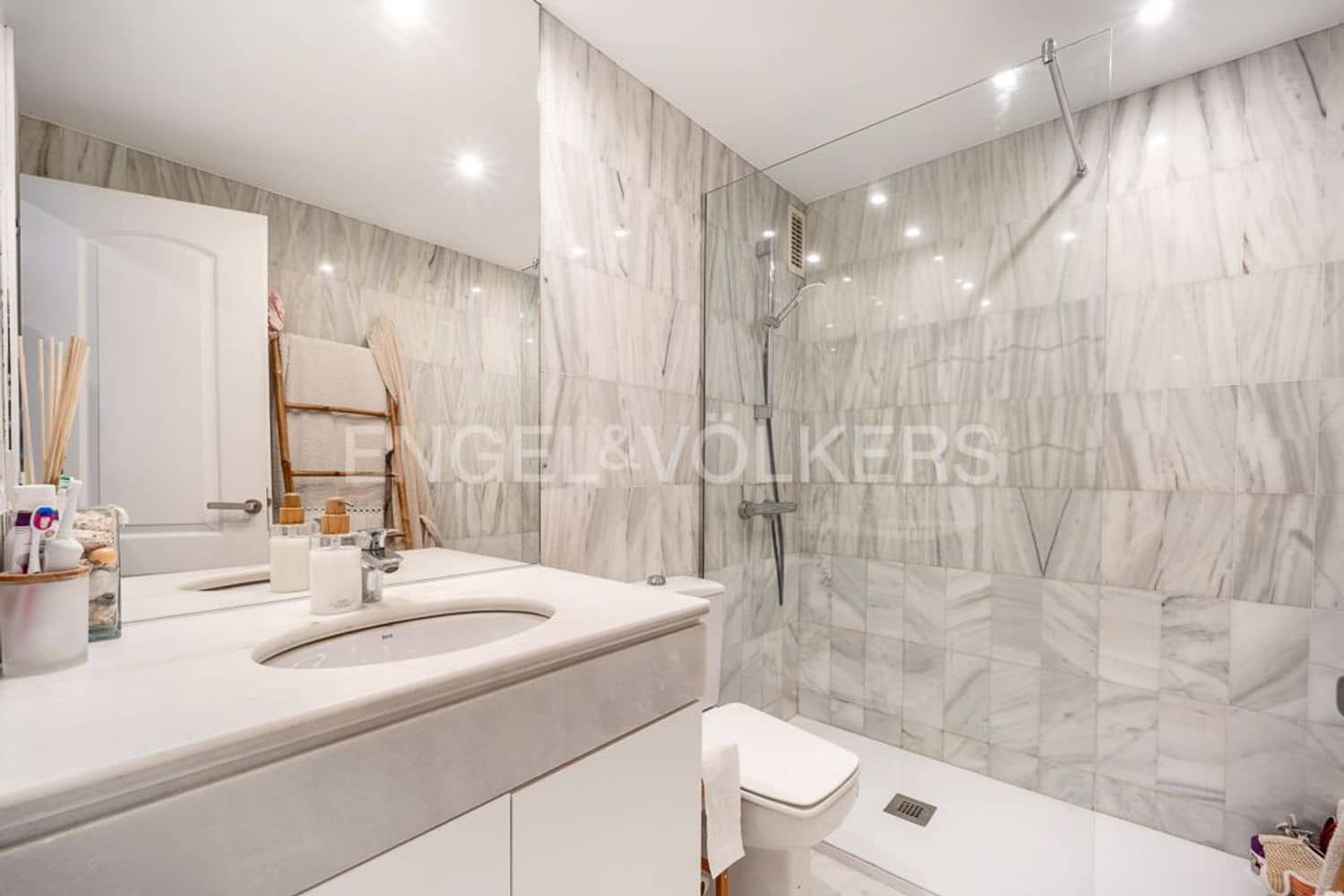 Apartamento de 2 habitaciones en New Golden Mile en venta con piscina garaje - 1.140.000 € (Ref: 9733496)