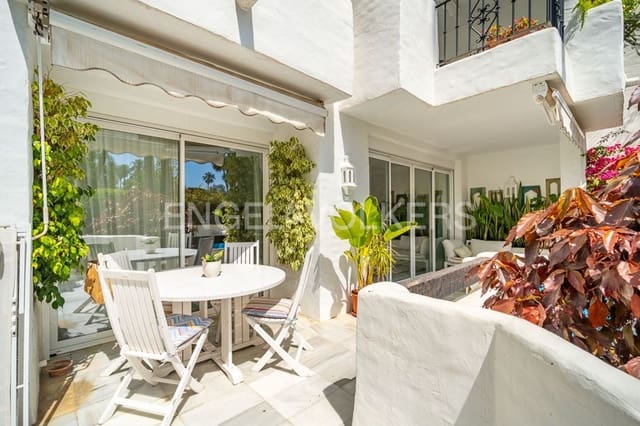 Apartamento de 2 habitaciones en Zona de Punta Plata, Estepona en venta con piscina garaje - 1.140.000 € (Ref: 9733496)