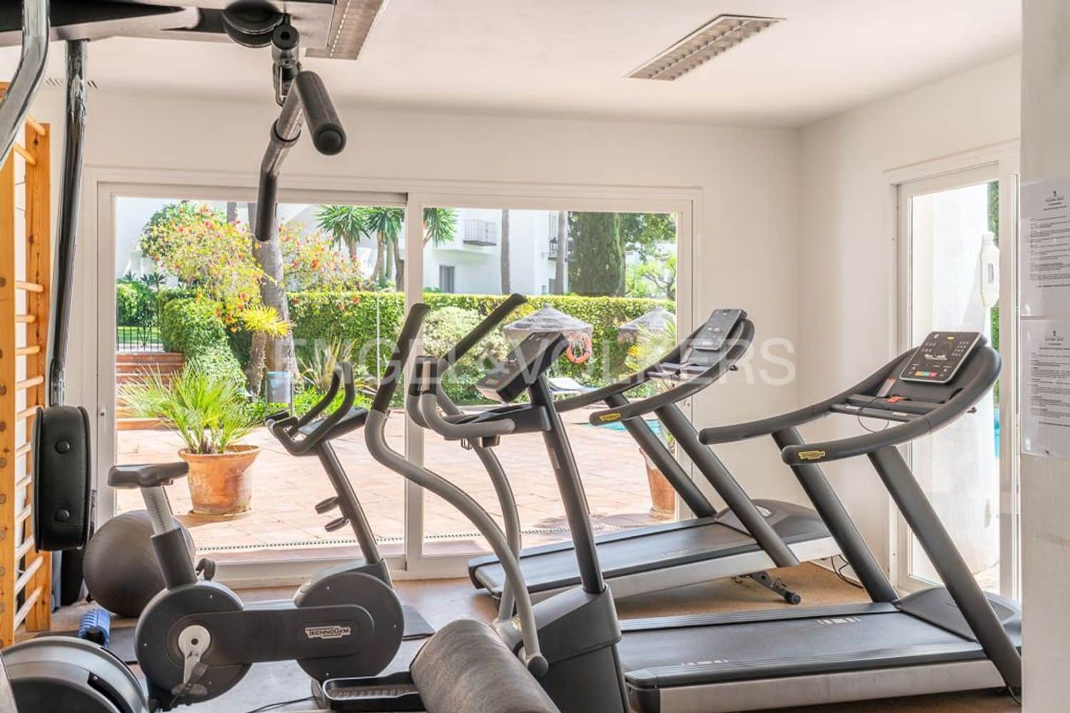 Apartamento de 2 habitaciones en New Golden Mile en venta con piscina garaje - 1.140.000 € (Ref: 9733496)