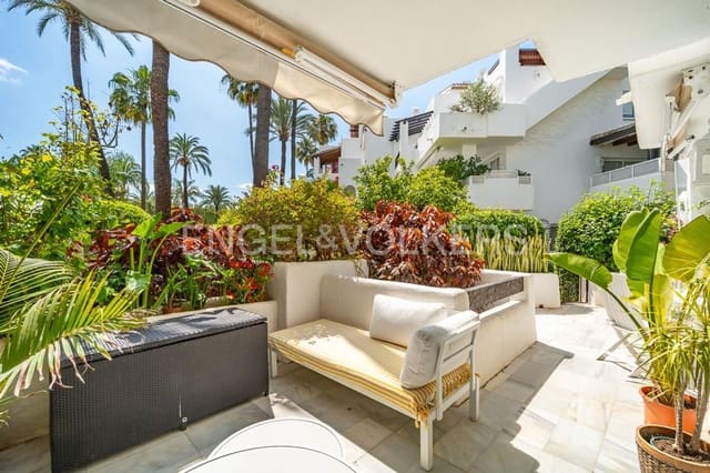 Apartamento de 2 habitaciones en Zona de Punta Plata, Estepona en venta con piscina garaje - 1.140.000 € (Ref: 9733496)