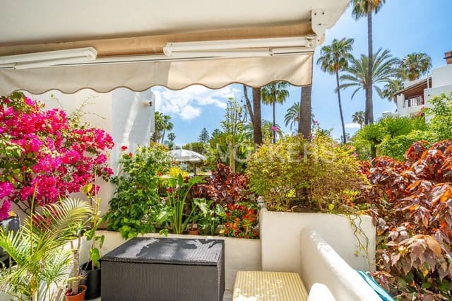 Apartamento de 2 habitaciones en Zona de Punta Plata, Estepona en venta con piscina garaje - 1.140.000 € (Ref: 9733496)