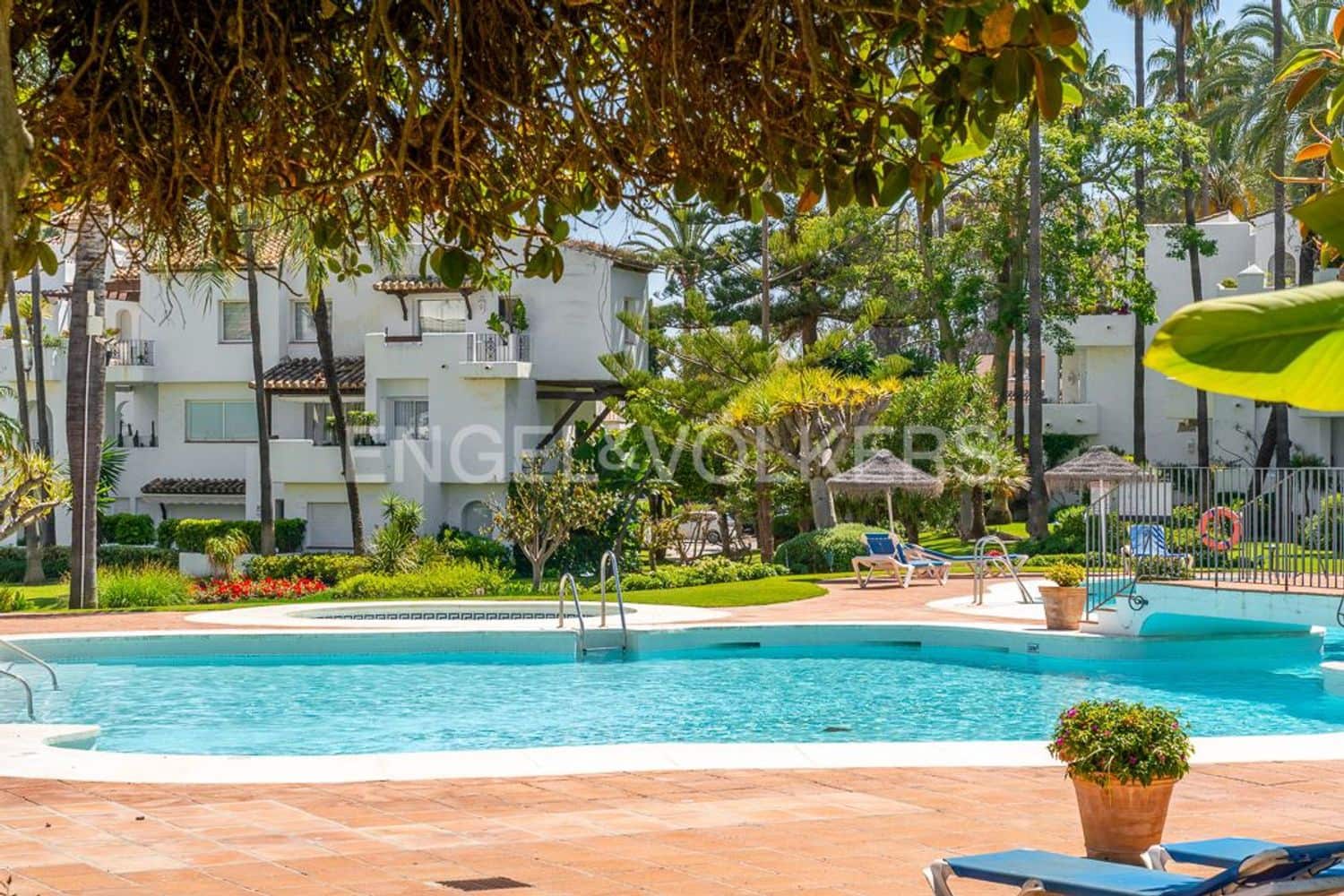 Apartamento de 2 habitaciones en New Golden Mile en venta con piscina garaje - 1.140.000 € (Ref: 9733496)
