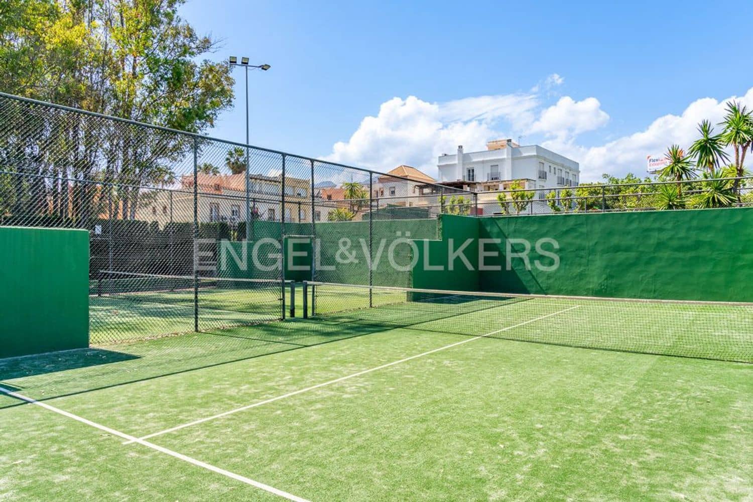 Apartamento de 2 habitaciones en New Golden Mile en venta con piscina garaje - 1.140.000 € (Ref: 9733496)