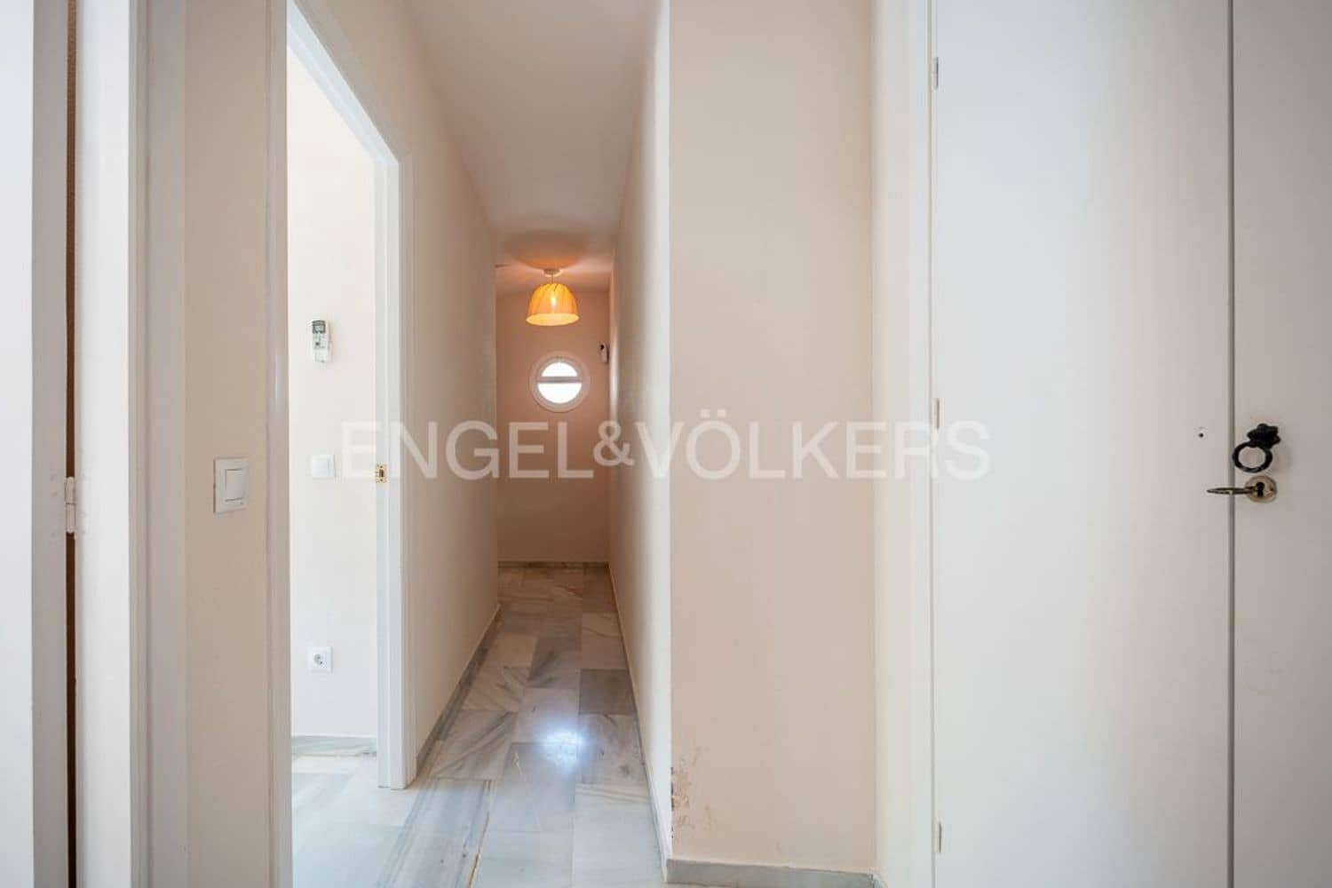 2 makuuhuone Omakotitalo myytävänä paikassa Estepona mukana uima-altaan 
autotalli - 349 000 € (Ref: 9733499)