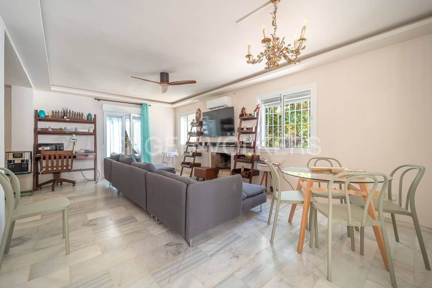 2 makuuhuone Omakotitalo myytävänä paikassa Estepona mukana uima-altaan 
autotalli - 349 000 € (Ref: 9733499)