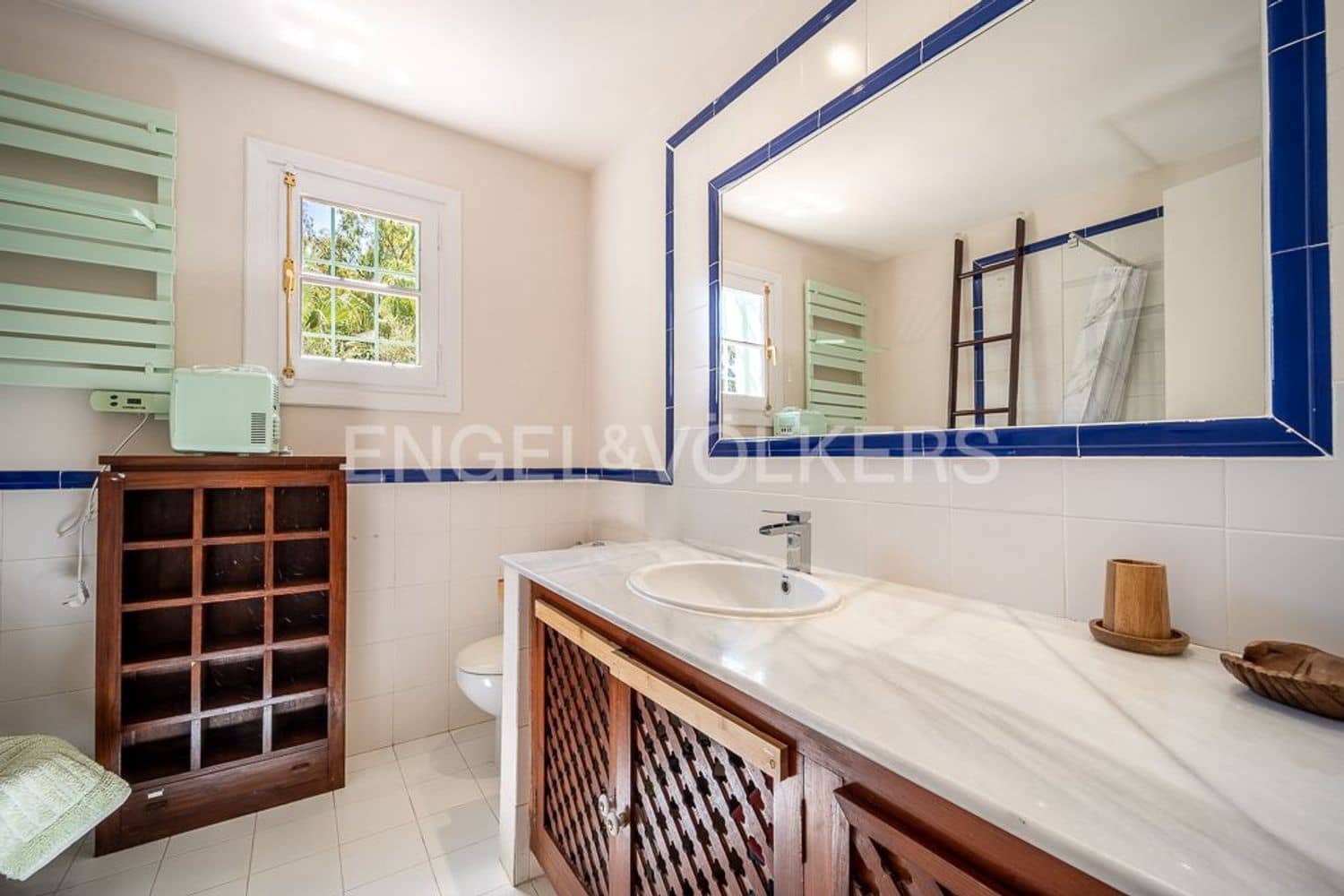 2 makuuhuone Omakotitalo myytävänä paikassa Estepona mukana uima-altaan 
autotalli - 349 000 € (Ref: 9733499)