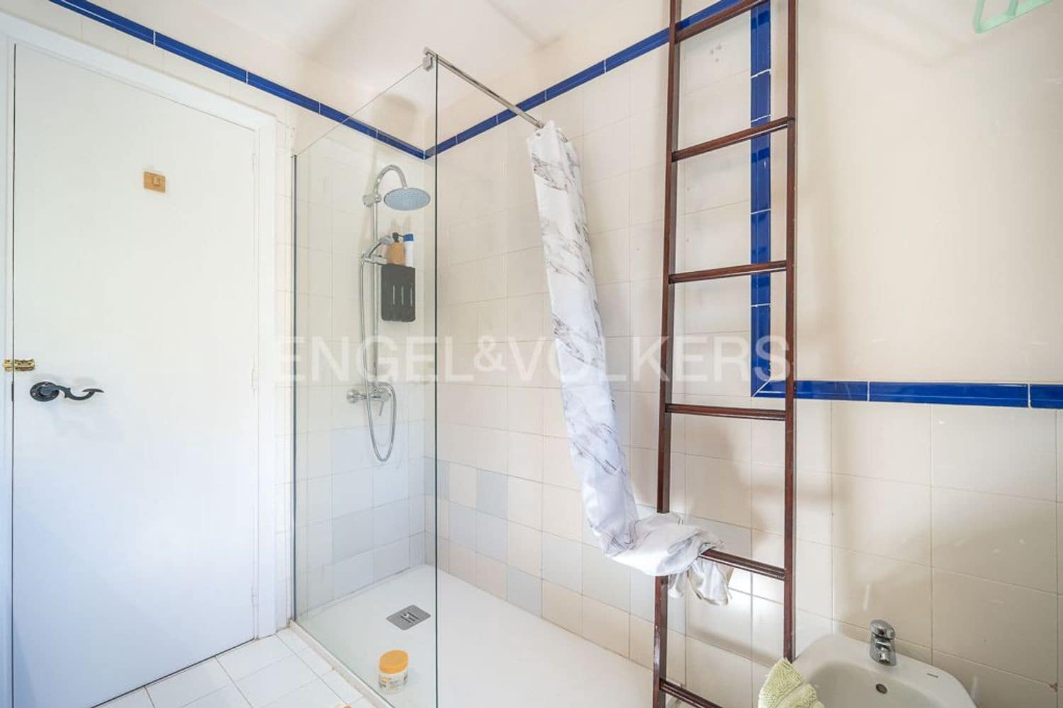 2 makuuhuone Omakotitalo myytävänä paikassa Estepona mukana uima-altaan 
autotalli - 349 000 € (Ref: 9733499)