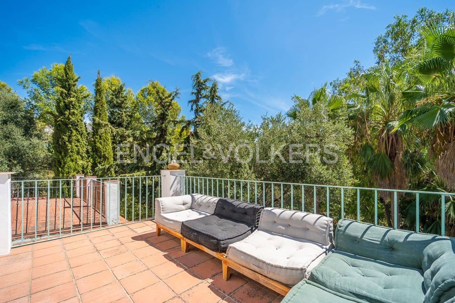 2 makuuhuone Omakotitalo myytävänä paikassa Estepona mukana uima-altaan 
autotalli - 349 000 € (Ref: 9733499)