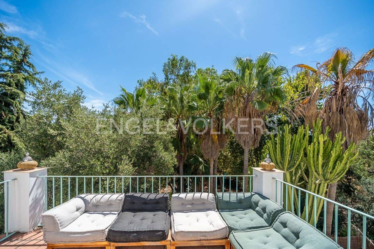 2 makuuhuone Omakotitalo myytävänä paikassa Estepona mukana uima-altaan 
autotalli - 349 000 € (Ref: 9733499)