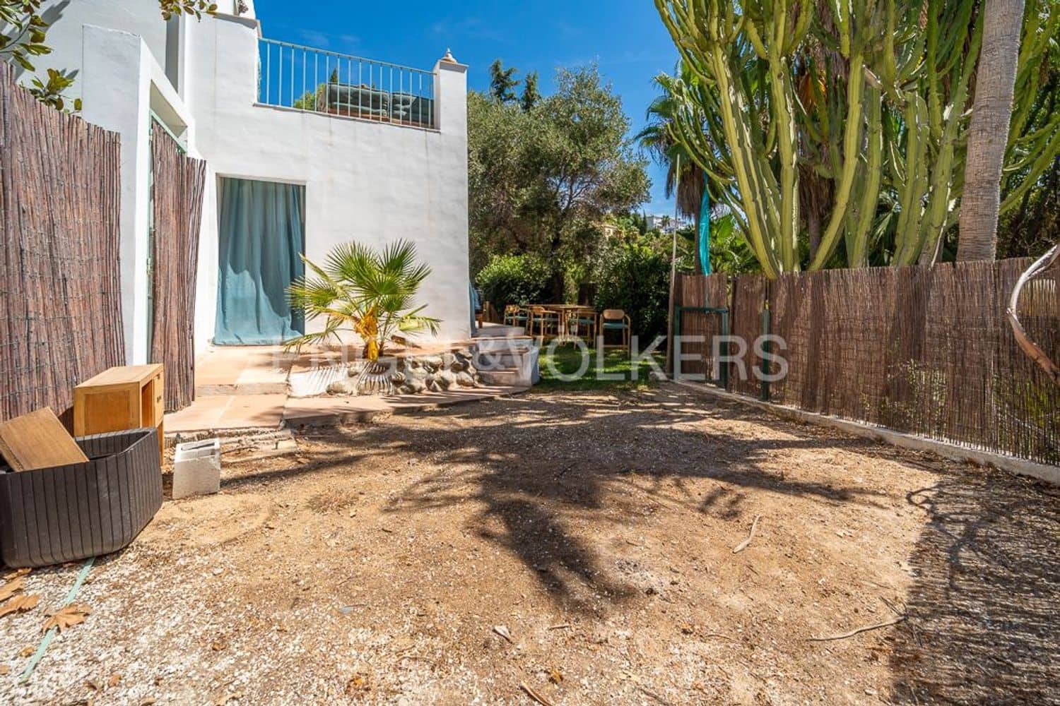 2 makuuhuone Omakotitalo myytävänä paikassa Estepona mukana uima-altaan 
autotalli - 349 000 € (Ref: 9733499)