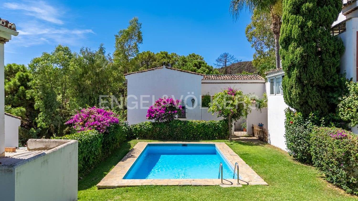 2 makuuhuone Omakotitalo myytävänä paikassa Estepona mukana uima-altaan 
autotalli - 349 000 € (Ref: 9733499)