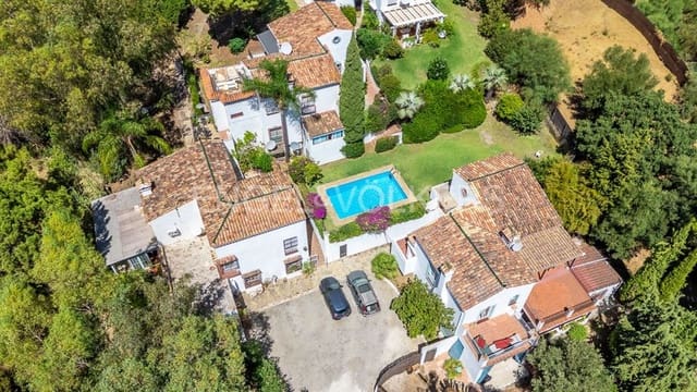 2 makuuhuone Omakotitalo myytävänä paikassa Altos de Estepona, Estepona mukana uima-altaan 
autotalli - 349 000 € (Ref: 9733499)