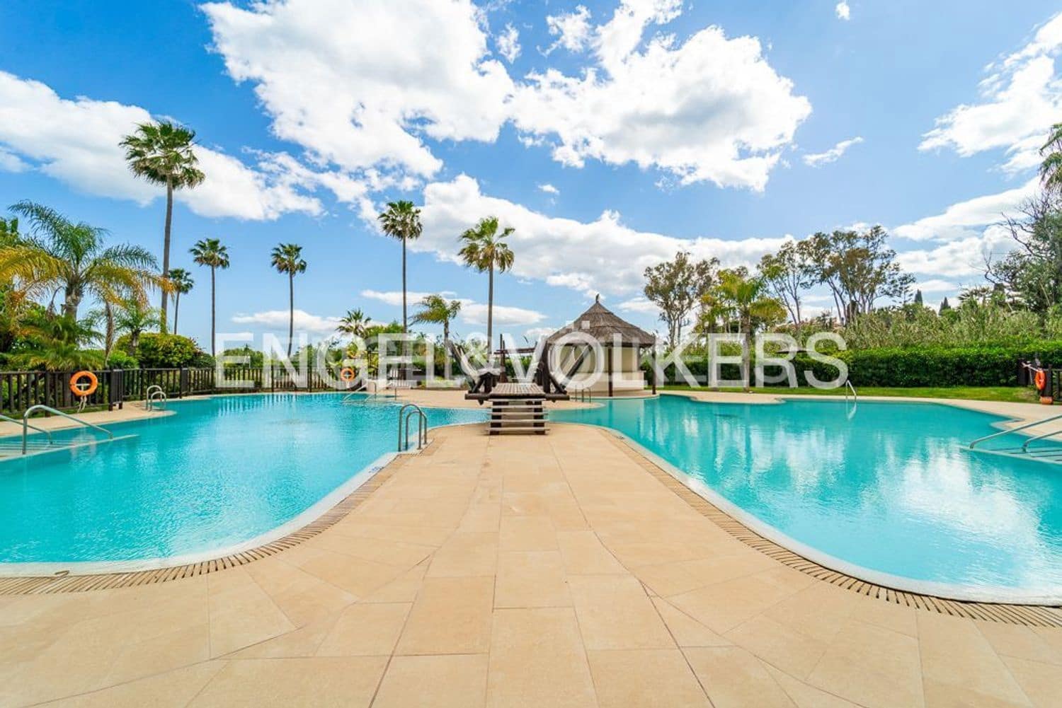 3 quarto Apartamento para venda em Estepona com piscina garagem - 1 050 000 € (Ref: 9733501)