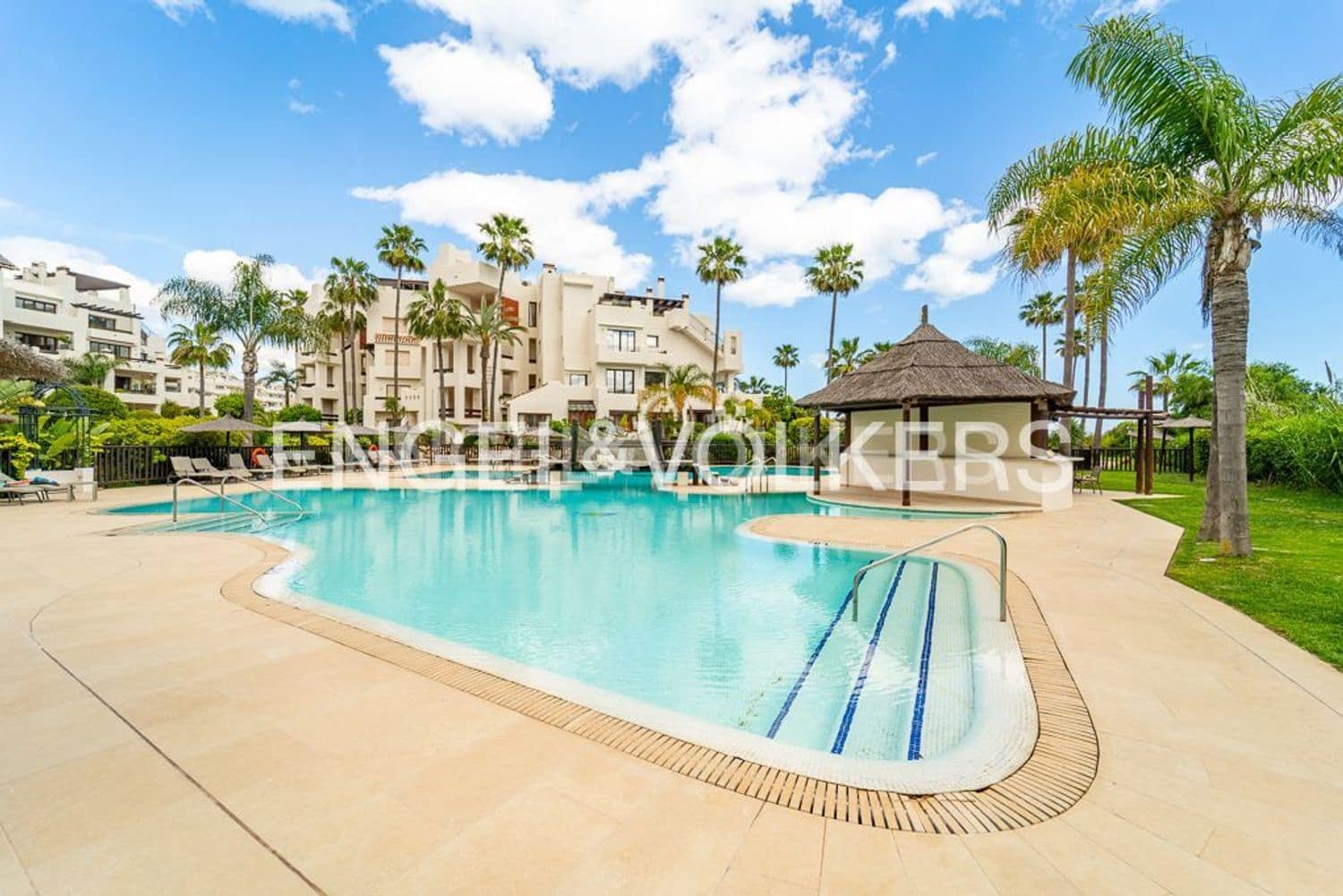 3 quarto Apartamento para venda em Estepona com piscina garagem - 1 050 000 € (Ref: 9733501)