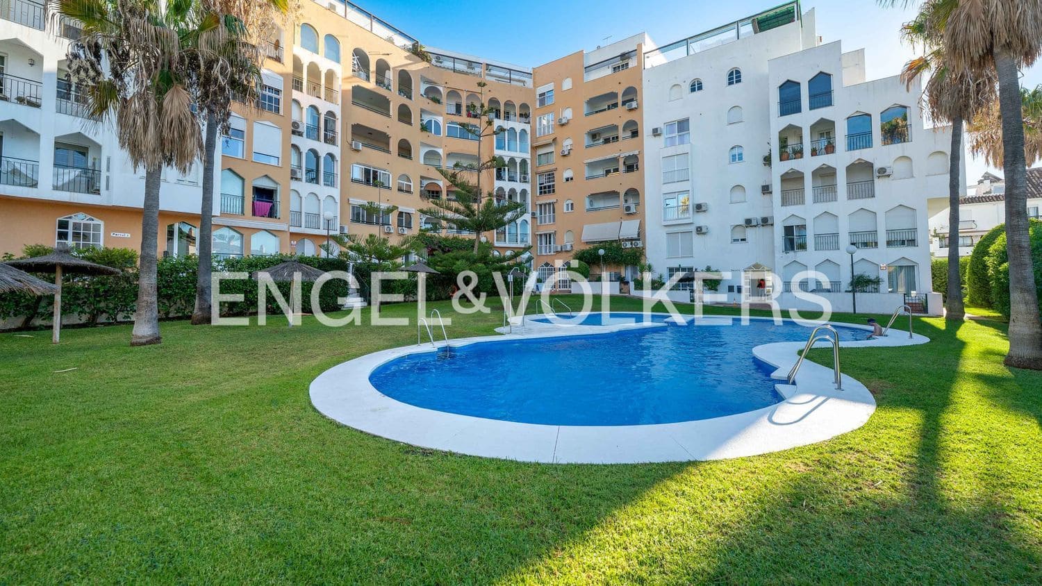 3 quarto Apartamento para venda em Estepona com piscina garagem - 650 000 € (Ref: 9733507)