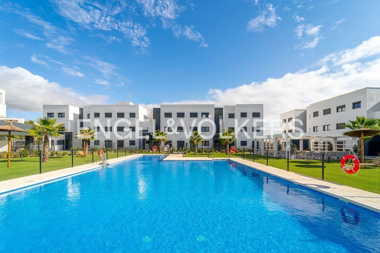 3 bedroom Apartment for sale in Estepona with pool garage - € 479,000 (Ref: 9733508)