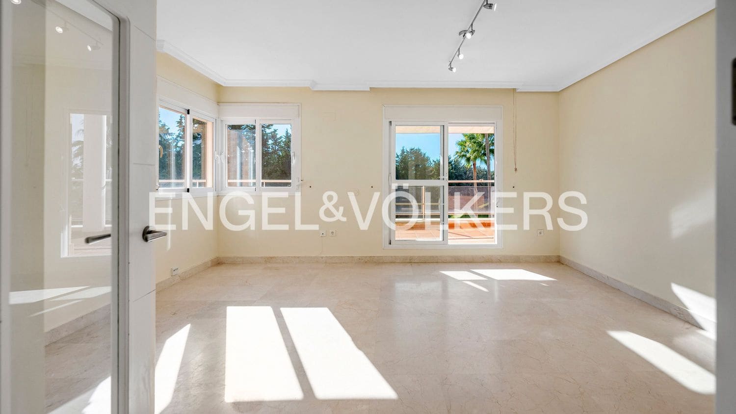 4 bedroom Apartment for sale in New Golden Mile with pool garage - € 690,000 (Ref: 9733510)