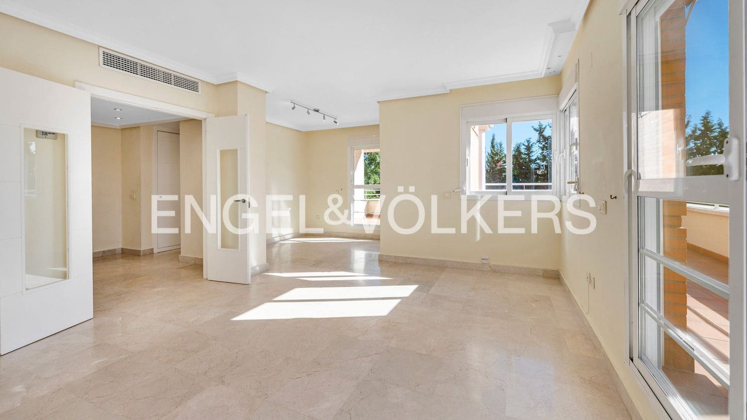 4 bedroom Apartment for sale in New Golden Mile with pool garage - € 690,000 (Ref: 9733510)