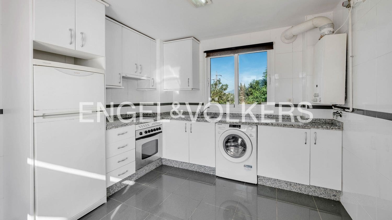 4 bedroom Apartment for sale in New Golden Mile with pool garage - € 690,000 (Ref: 9733510)