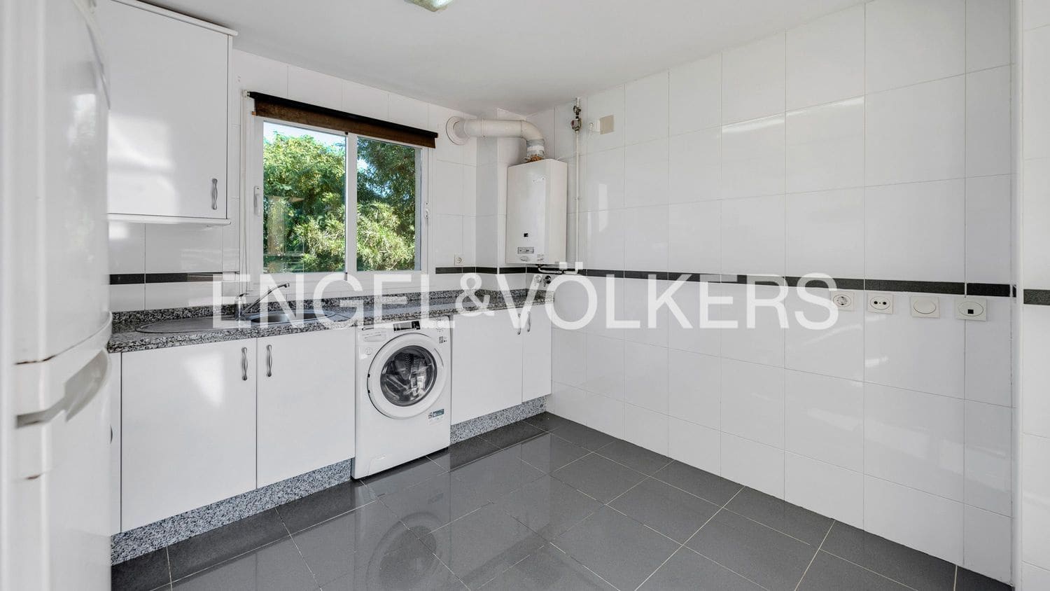 4 bedroom Apartment for sale in New Golden Mile with pool garage - € 690,000 (Ref: 9733510)