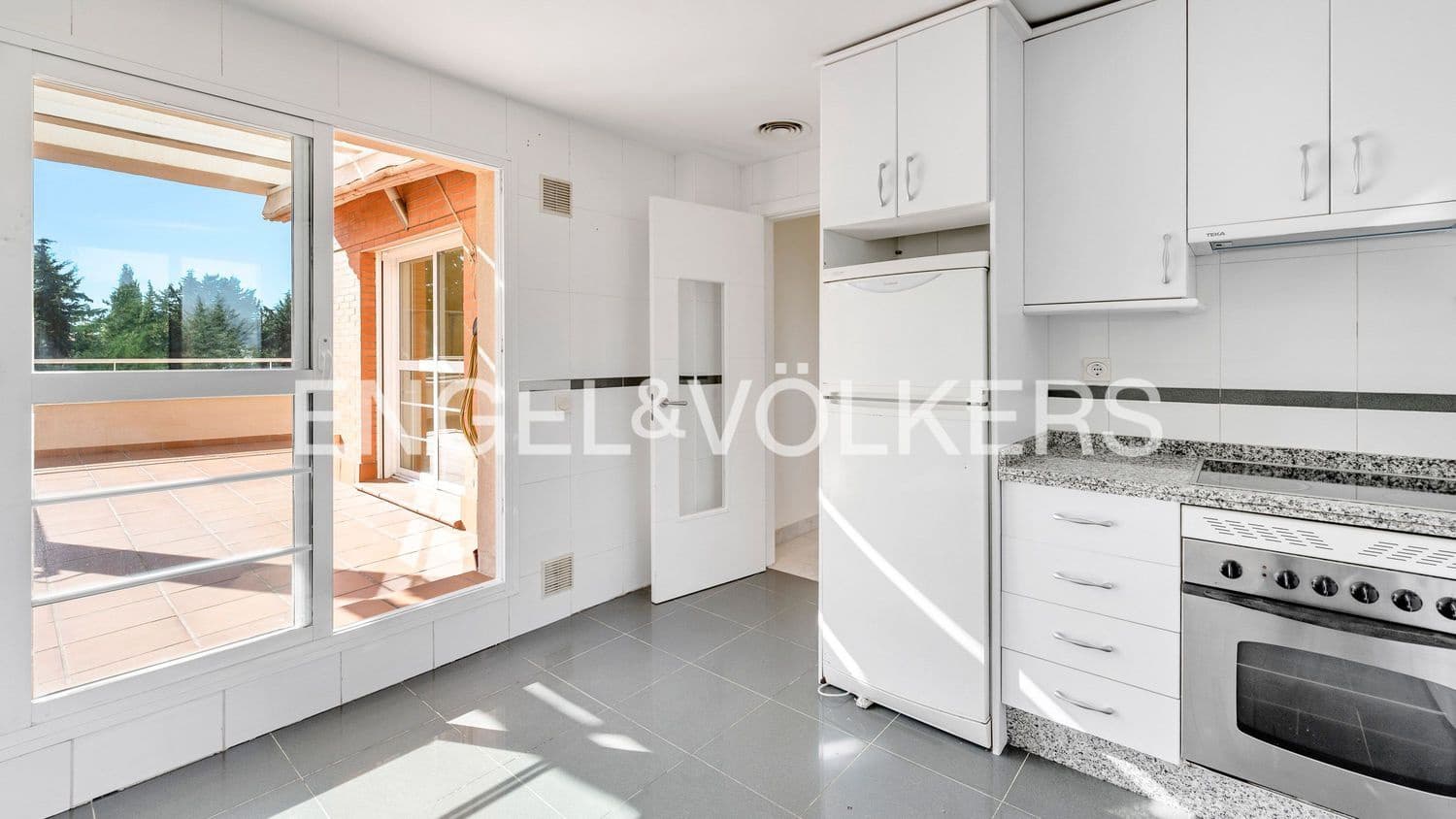 4 bedroom Apartment for sale in New Golden Mile with pool garage - € 690,000 (Ref: 9733510)