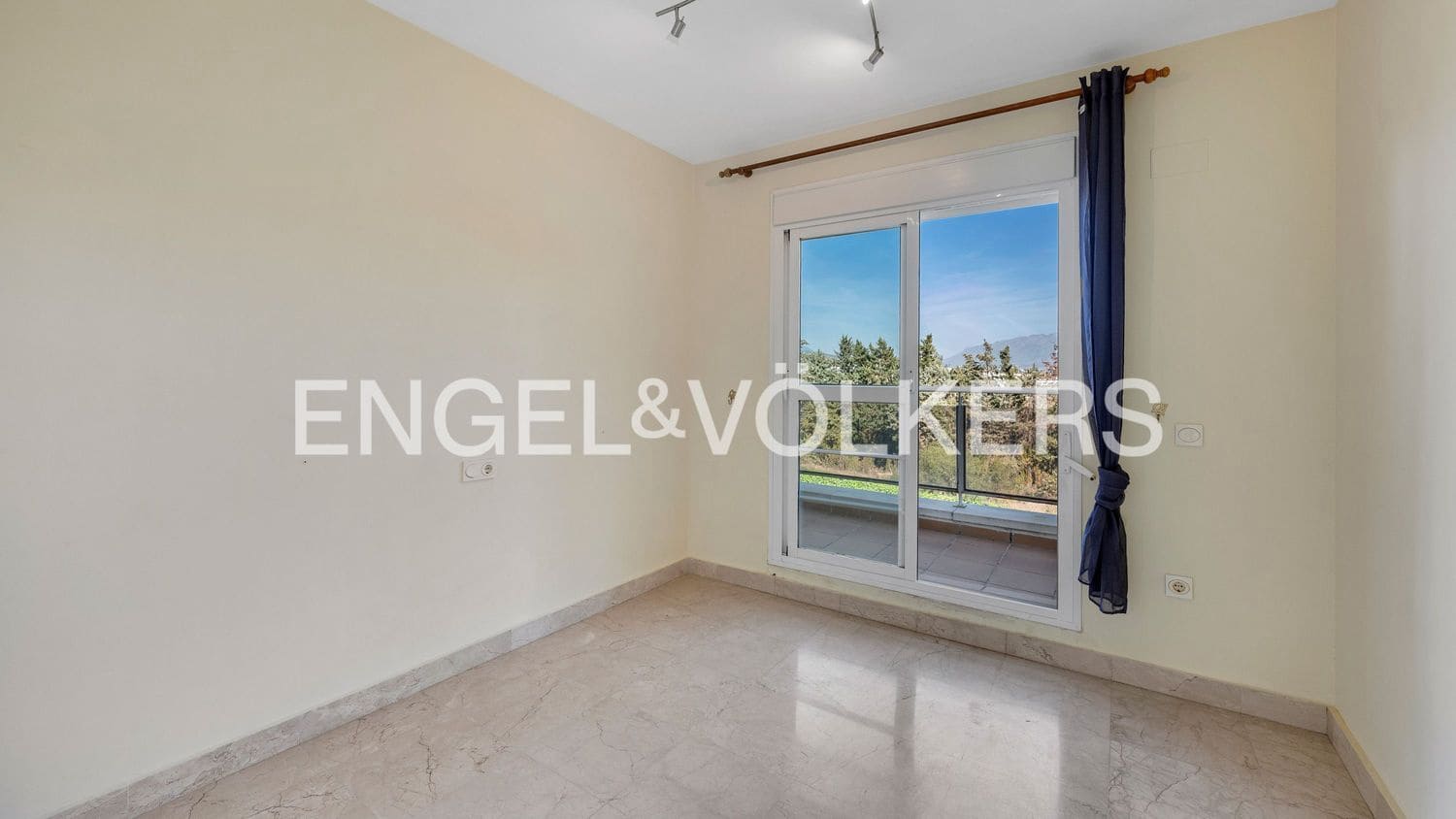 4 bedroom Apartment for sale in New Golden Mile with pool garage - € 690,000 (Ref: 9733510)