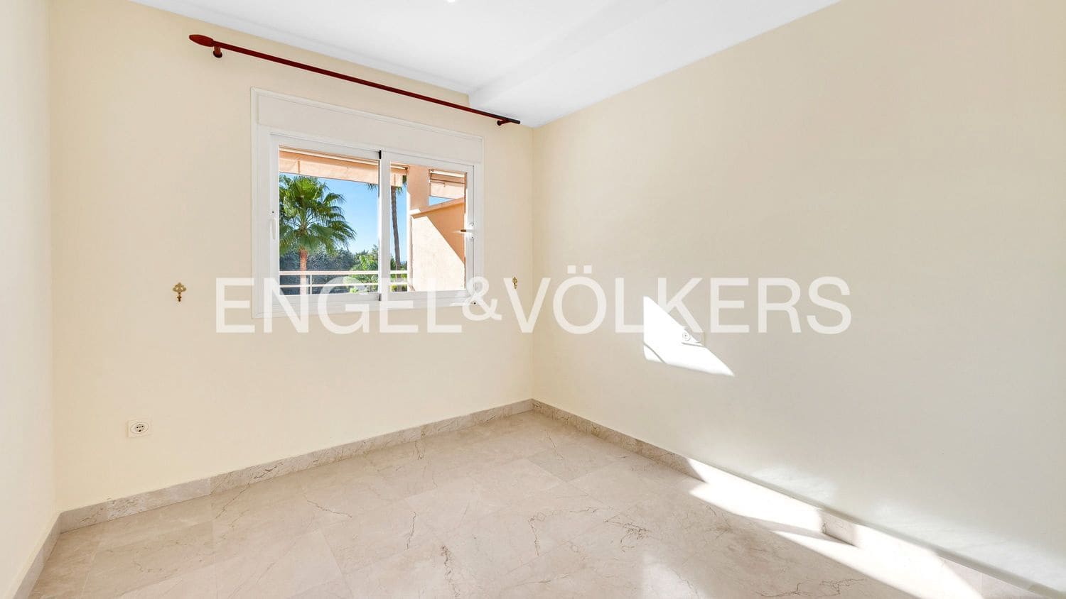 4 bedroom Apartment for sale in New Golden Mile with pool garage - € 690,000 (Ref: 9733510)