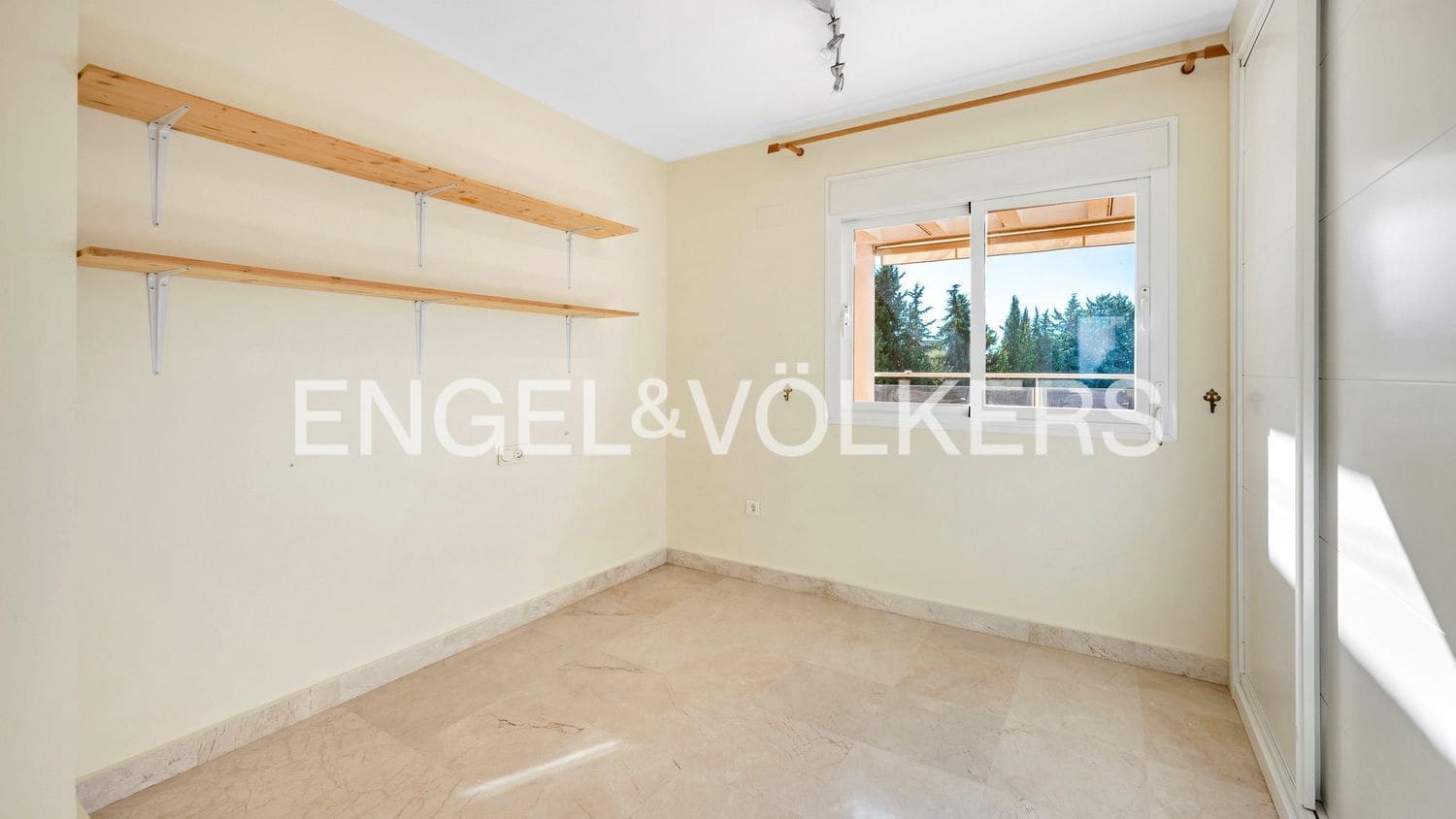 4 bedroom Apartment for sale in New Golden Mile with pool garage - € 690,000 (Ref: 9733510)