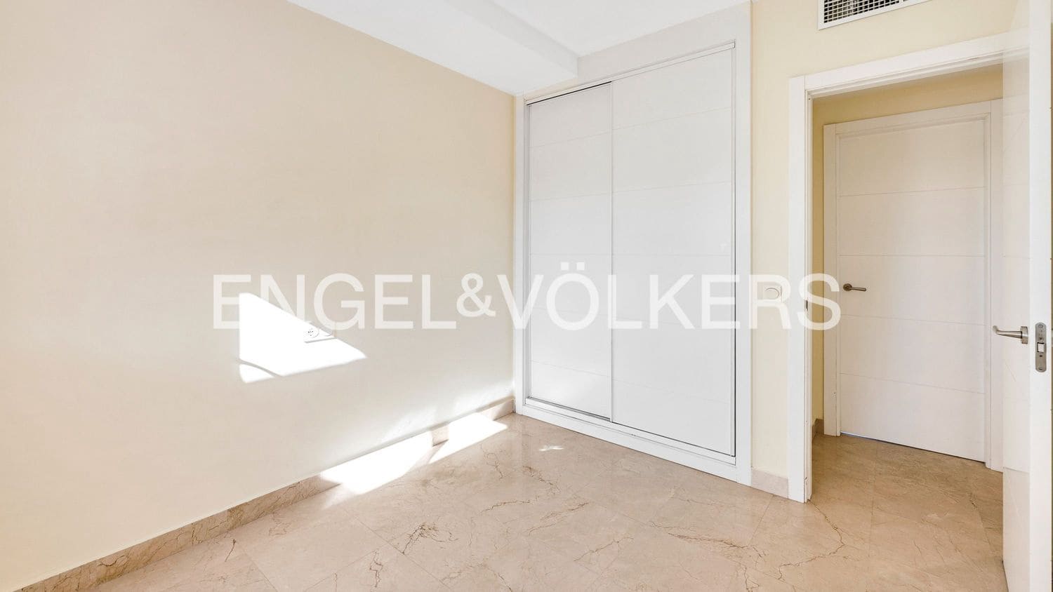 4 bedroom Apartment for sale in New Golden Mile with pool garage - € 690,000 (Ref: 9733510)
