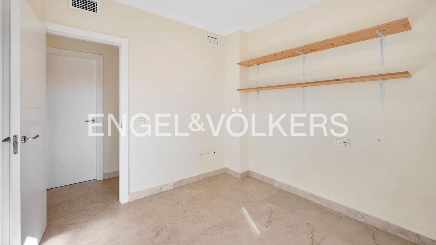 4 bedroom Apartment for sale in New Golden Mile with pool garage - € 690,000 (Ref: 9733510)