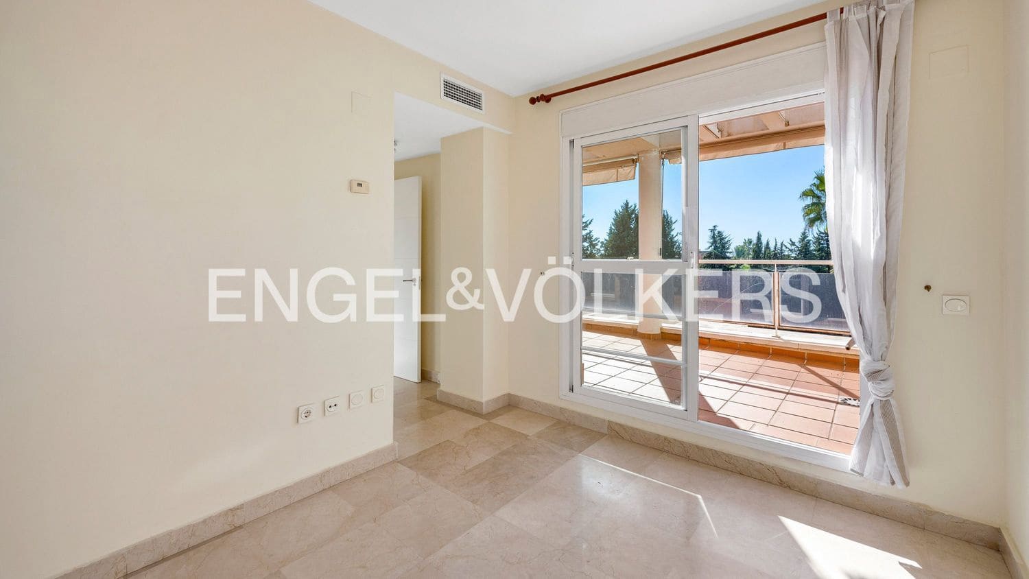 4 bedroom Apartment for sale in New Golden Mile with pool garage - € 690,000 (Ref: 9733510)