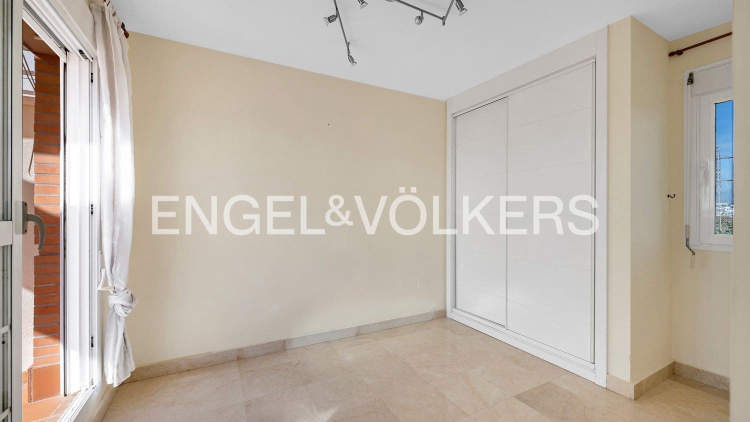 4 bedroom Apartment for sale in New Golden Mile with pool garage - € 690,000 (Ref: 9733510)