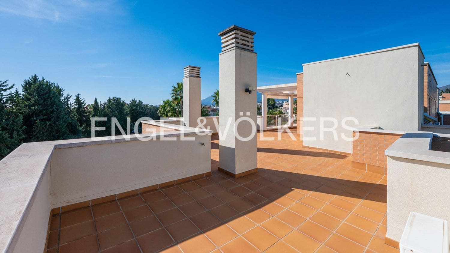 4 bedroom Apartment for sale in New Golden Mile with pool garage - € 690,000 (Ref: 9733510)