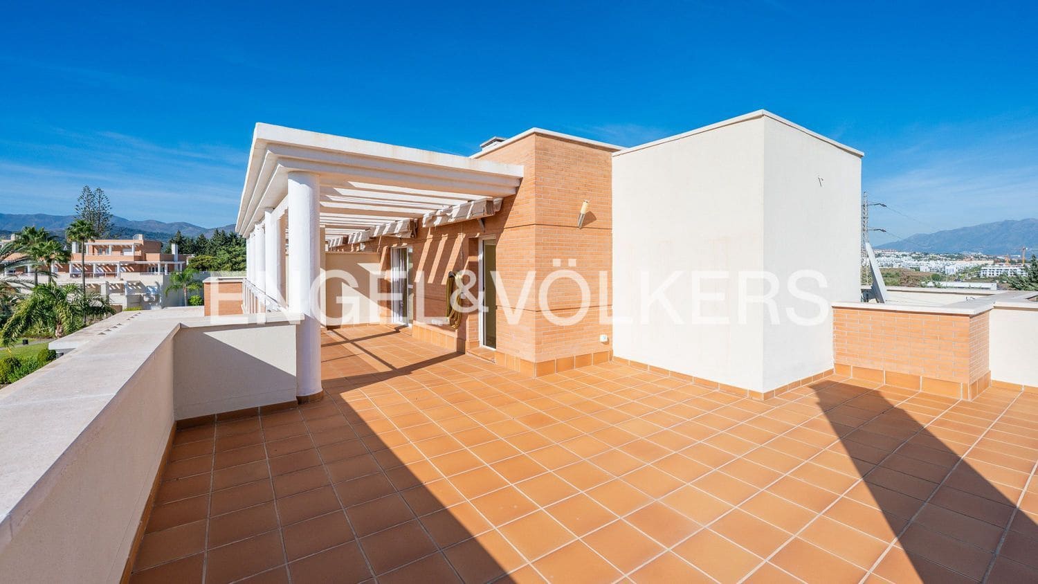 4 bedroom Apartment for sale in New Golden Mile with pool garage - € 690,000 (Ref: 9733510)