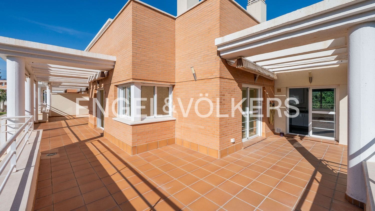 4 bedroom Apartment for sale in New Golden Mile with pool garage - € 690,000 (Ref: 9733510)