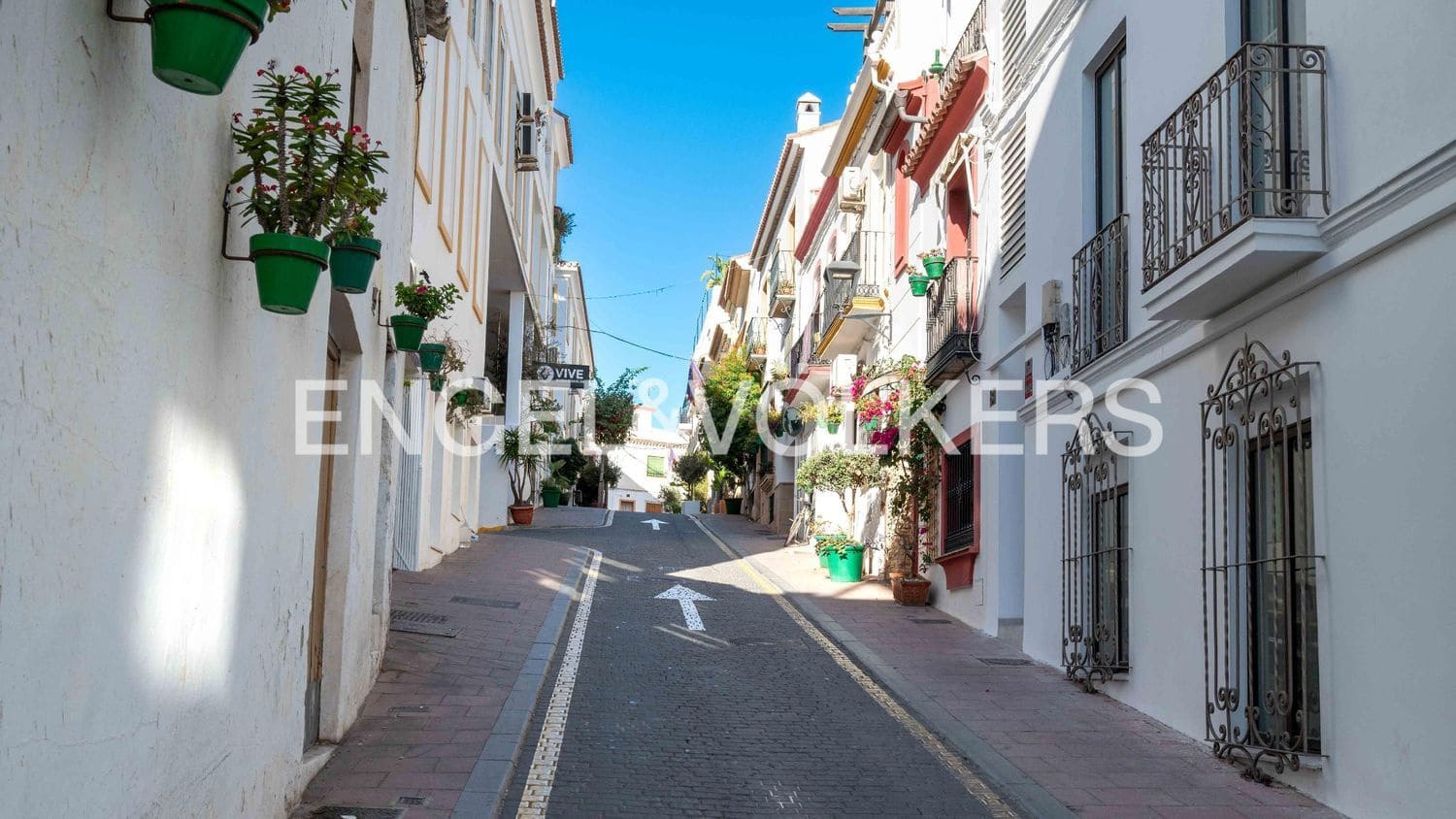 3 bedroom Townhouse for sale in Estepona with garage - € 480,000 (Ref: 9733512)