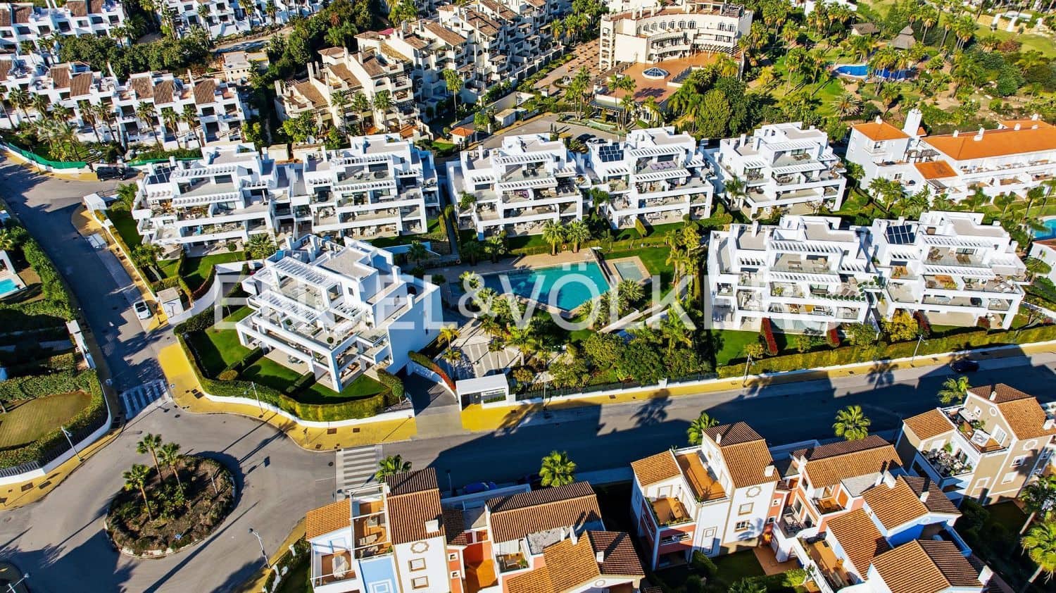 3 bedroom Apartment for sale in El Paraiso with pool garage - € 1,095,000 (Ref: 9733516)