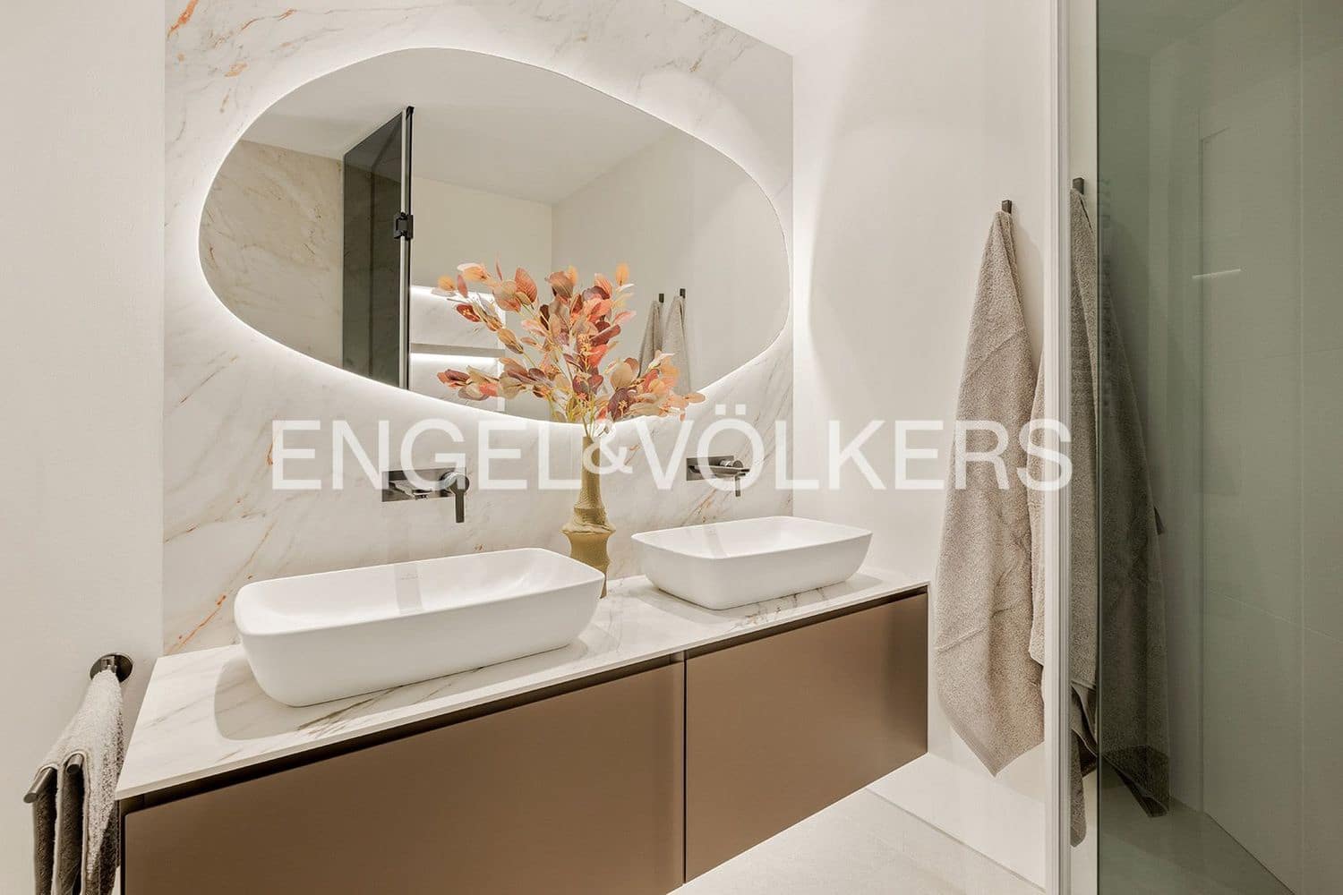 Apartamento de 3 habitaciones en Estepona en venta con piscina garaje - 1.995.000 € (Ref: 9733519)