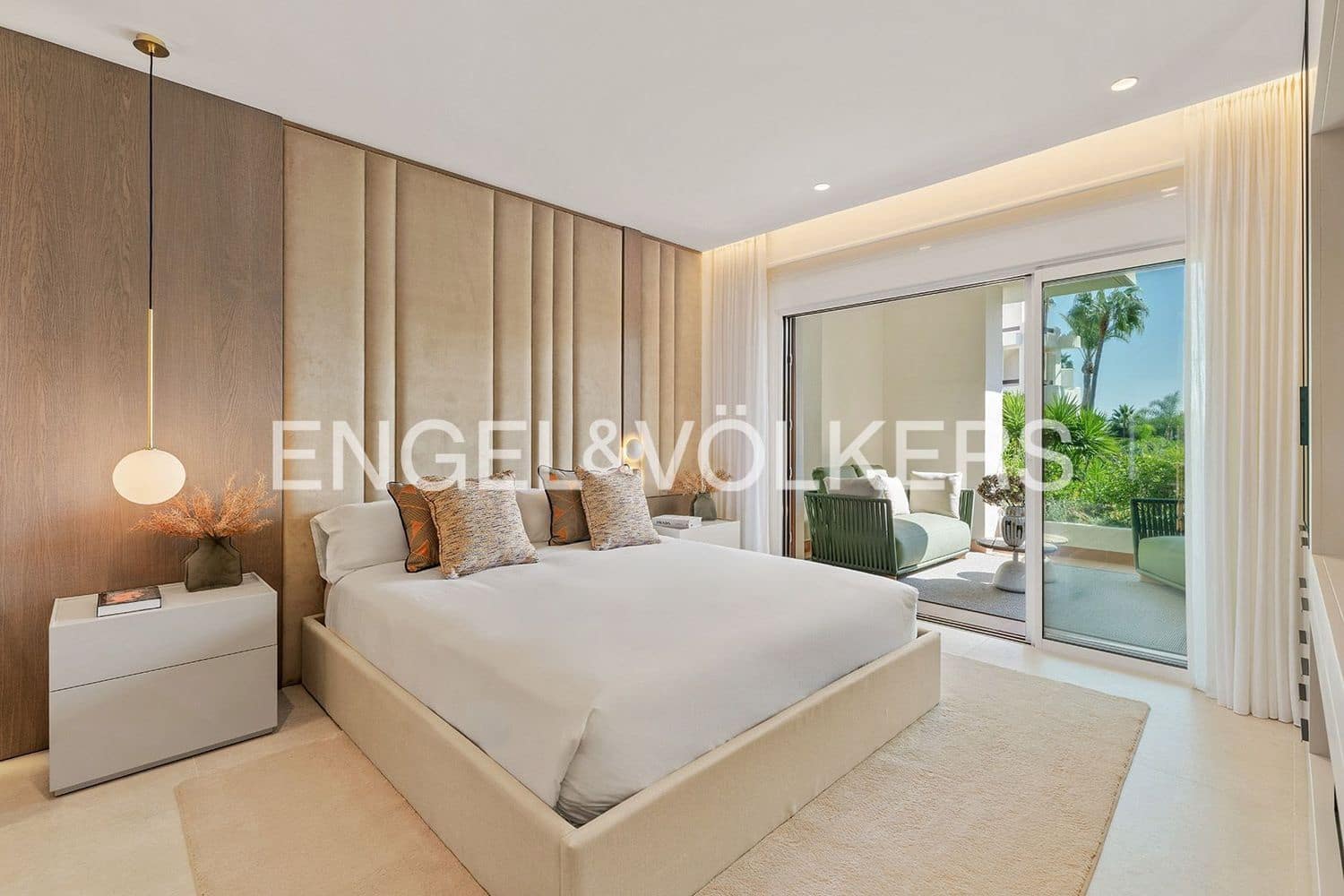 Apartamento de 3 habitaciones en Estepona en venta con piscina garaje - 1.995.000 € (Ref: 9733519)