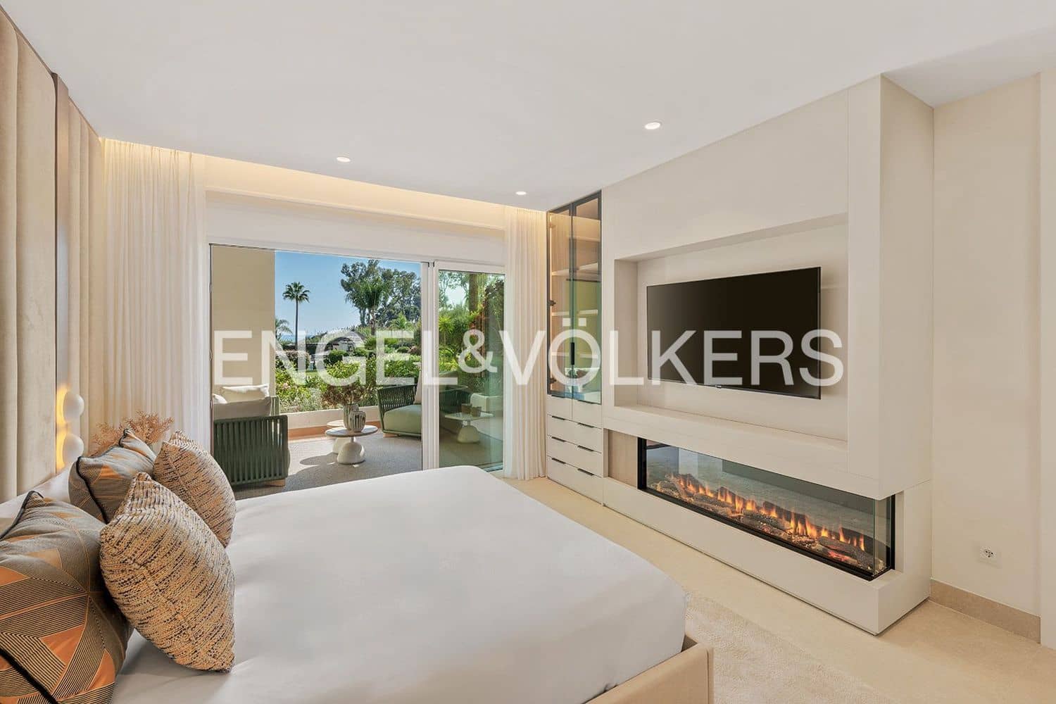 Apartamento de 3 habitaciones en Estepona en venta con piscina garaje - 1.995.000 € (Ref: 9733519)