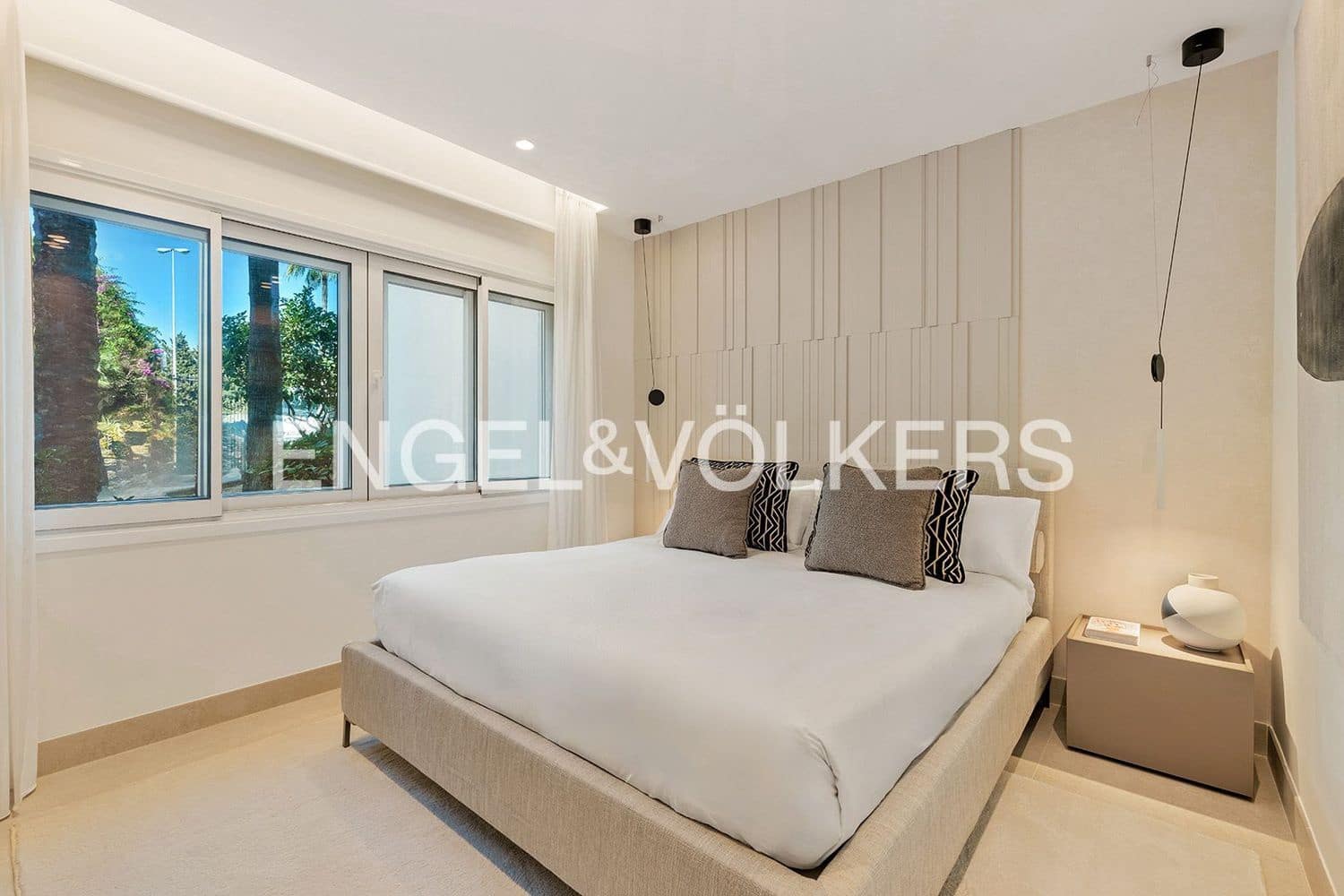 Apartamento de 3 habitaciones en Estepona en venta con piscina garaje - 1.995.000 € (Ref: 9733519)