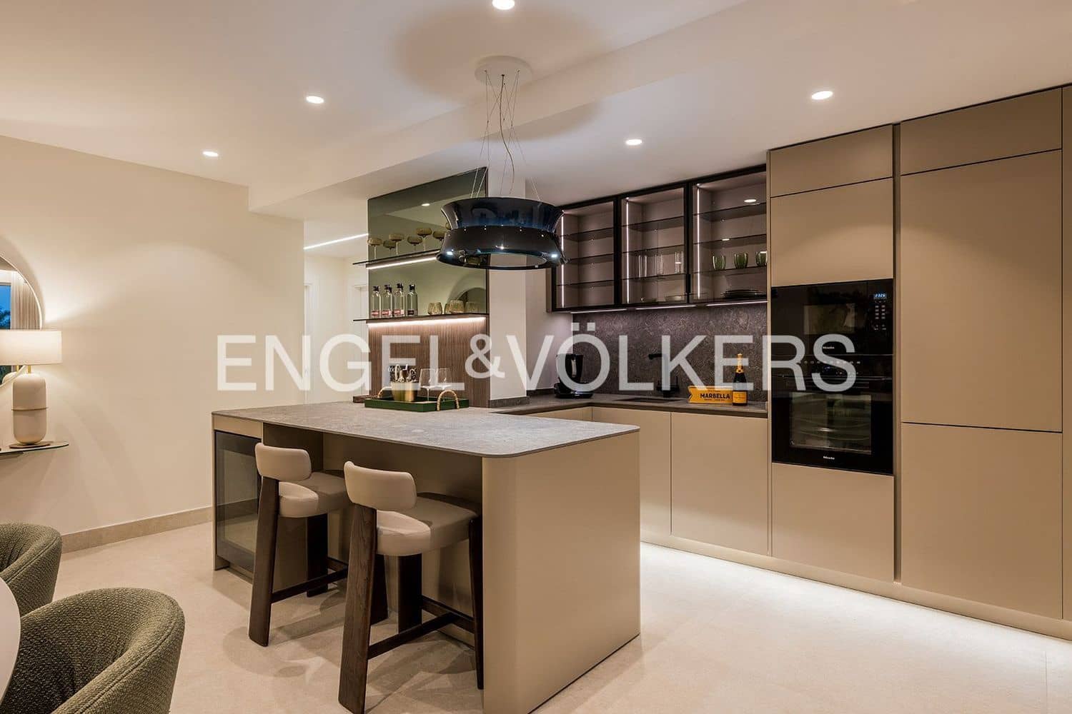 Apartamento de 3 habitaciones en Estepona en venta con piscina garaje - 1.995.000 € (Ref: 9733519)