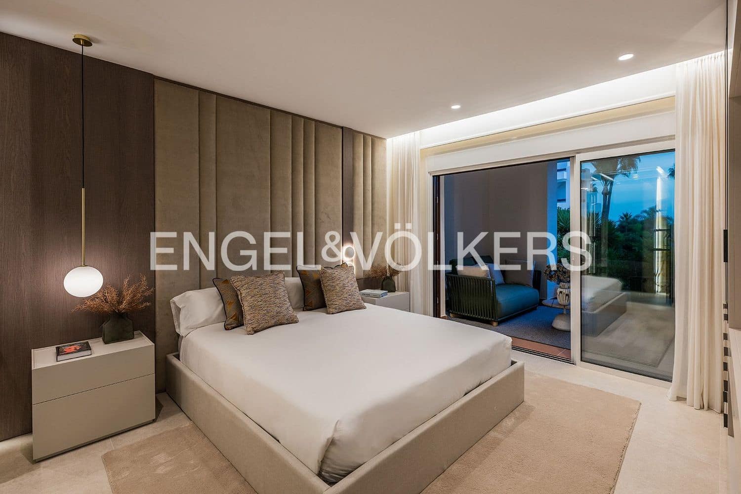 Apartamento de 3 habitaciones en Estepona en venta con piscina garaje - 1.995.000 € (Ref: 9733519)