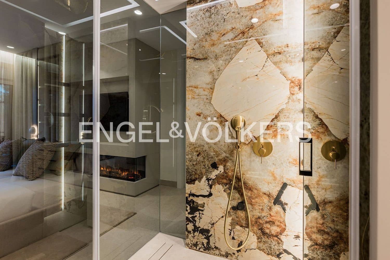 Apartamento de 3 habitaciones en Estepona en venta con piscina garaje - 1.995.000 € (Ref: 9733519)