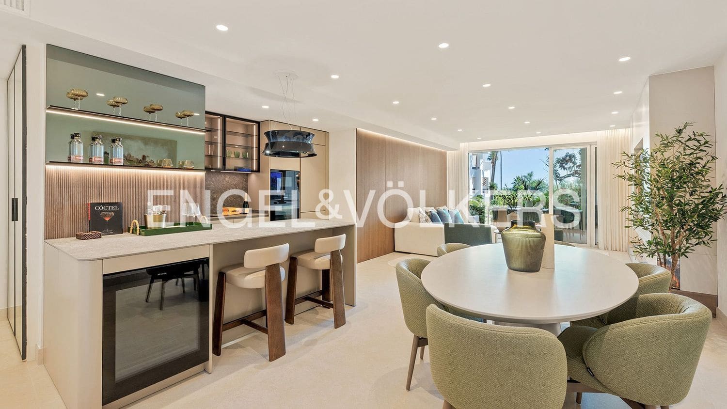 Apartamento de 3 habitaciones en Estepona en venta con piscina garaje - 1.995.000 € (Ref: 9733519)