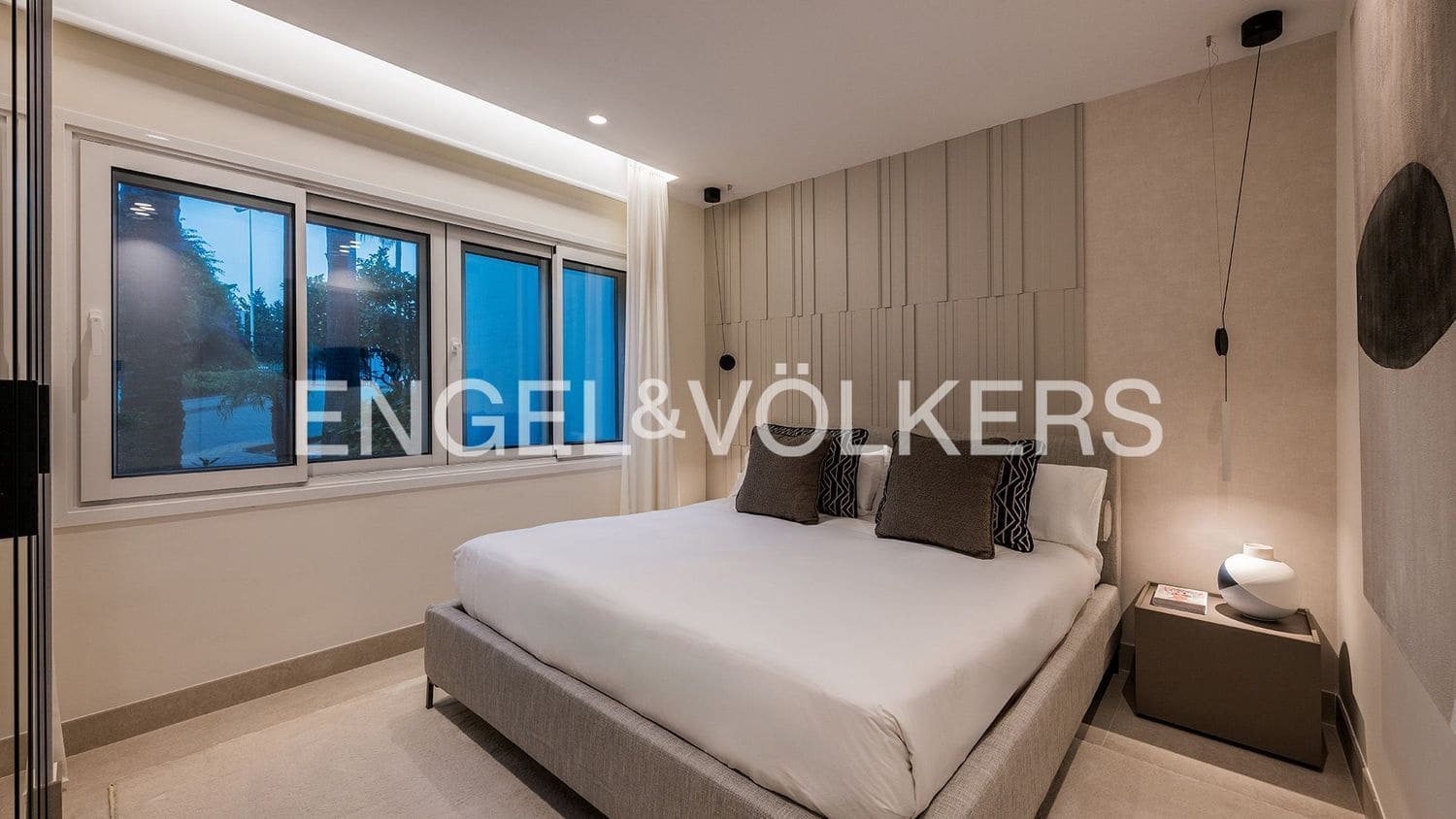 Apartamento de 3 habitaciones en Estepona en venta con piscina garaje - 1.995.000 € (Ref: 9733519)